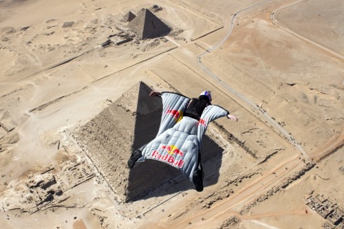 dumont-flies-pyramids